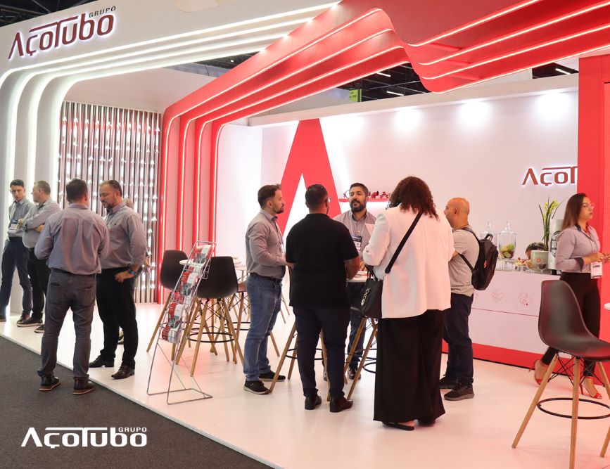 Estande da Açotubo na Expomafe com visitantes e colaboradores conversando