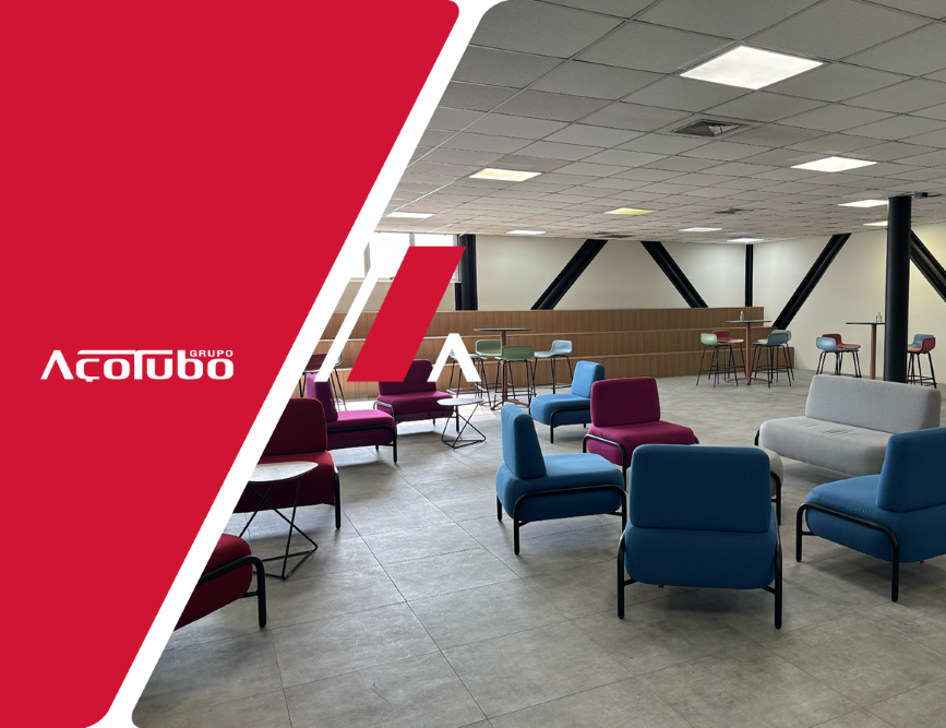 Foto dos espaço de descanso e convívio da matriz do Grupo Açotubo, com cadeiras e mesas distribuídas em círculos no local