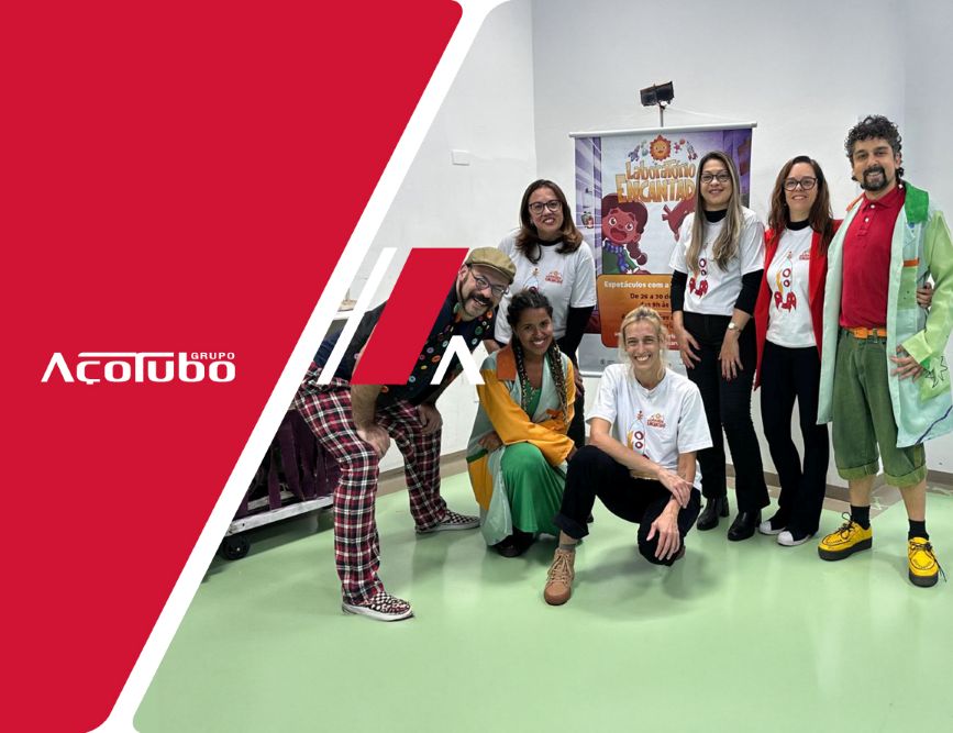 Companhia de teatro Pia Fraus e outros participantes lado a lado em um registro do projeto Laboratório Encantado, patrocinado pelo Grupo Açotubo.