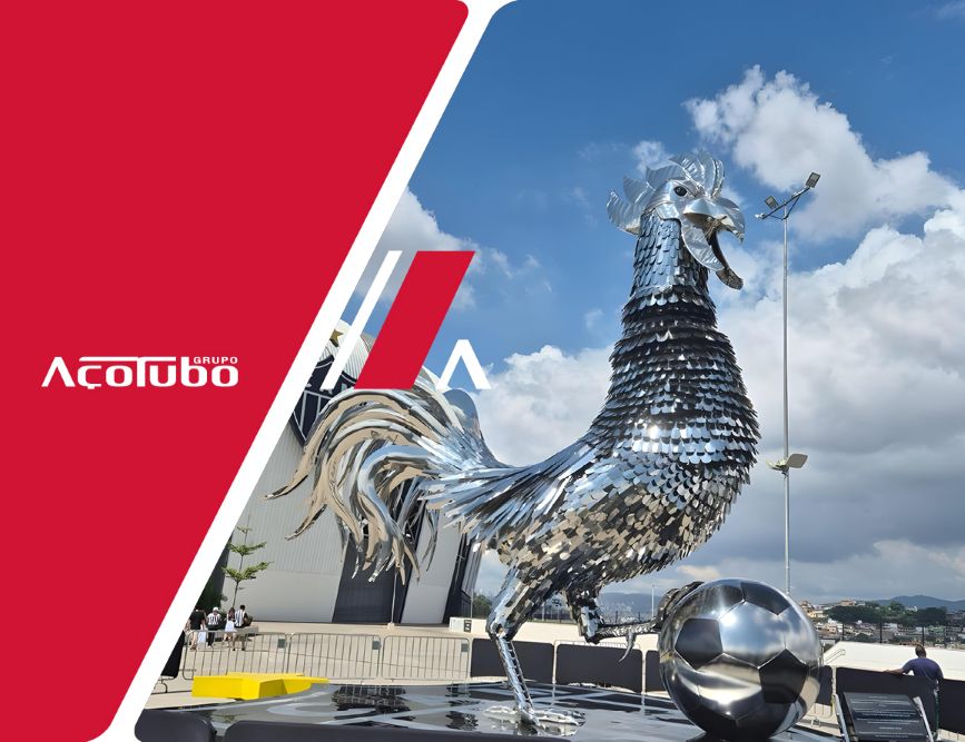 Foto da estátua em formato de galo na Arena MRV, em Minas Gerais, feita em parceria com o Grupo Açotubo